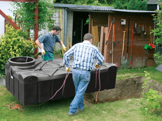 Capacité citerne eau de pluie ? Installation d’une citerne d’eau de pluie enterrée dans un jardin privé, illustrant l’importance du bon choix de capacité selon l’usage.