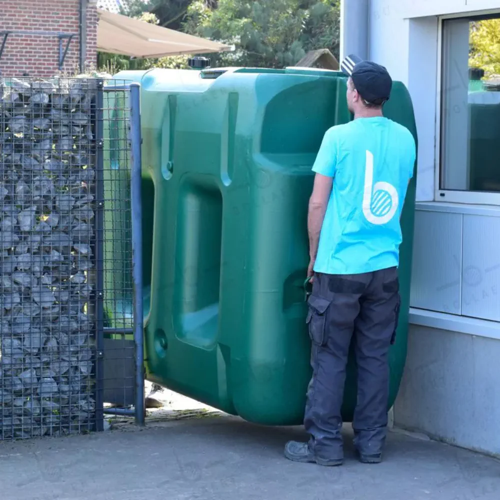 Citerne eau de pluie plastique rectangulaire facile à transporter à travers une porte étroite.