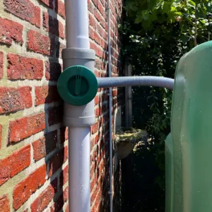 Installation d’un filtre eau de pluie pour citerne aérienne avec tuyau de raccordement entre la descente et le réservoir.
