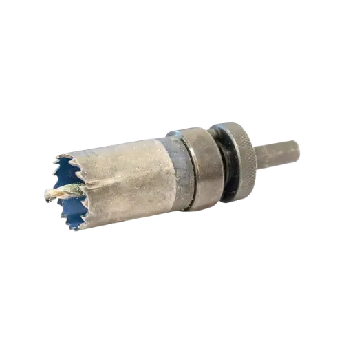 Scie-cloche 33 mm pour percer une citerne en polyéthylène, idéale pour petits raccords ou vannes.